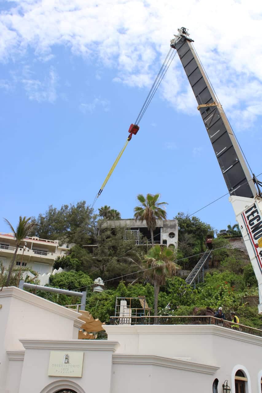 Instalación de la tirolesa en Mazatlán