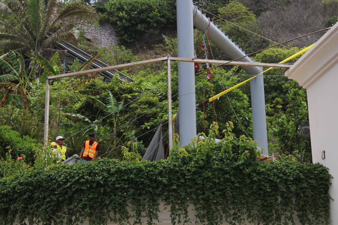 Instalación de la tirolesa en Mazatlán