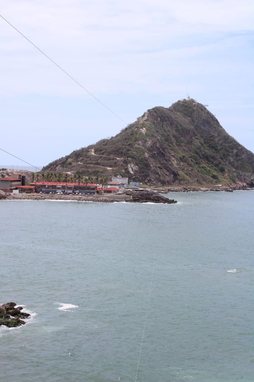 Instalación de la tirolesa en Mazatlán