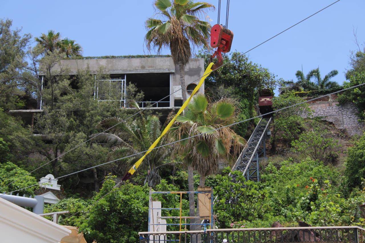Instalación de la tirolesa en Mazatlán
