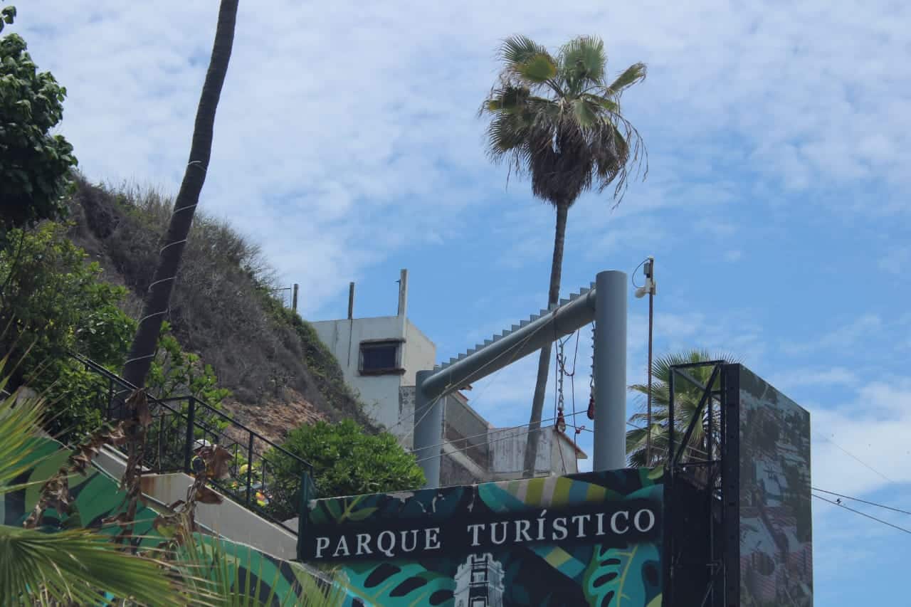Trabajos para la instalación de la tirolesa en Mazatlán