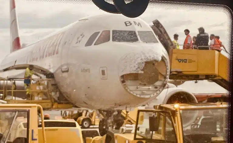 Tormenta de granizo destroza avión en pleno vuelo; aterriza de emergencia