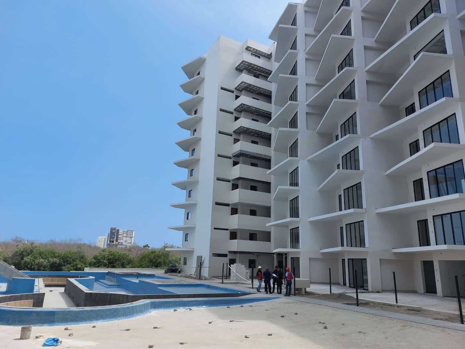 Trabajador de construcción cae del edificio
