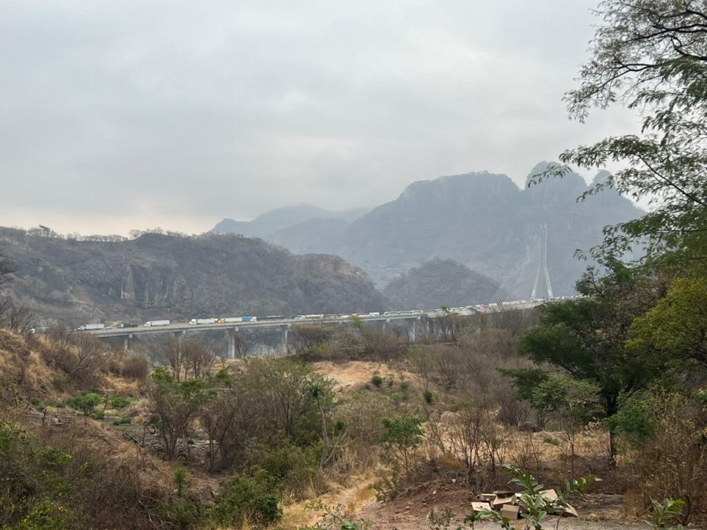 Tráfico en el puente baluarte tras incendio de un tráiler