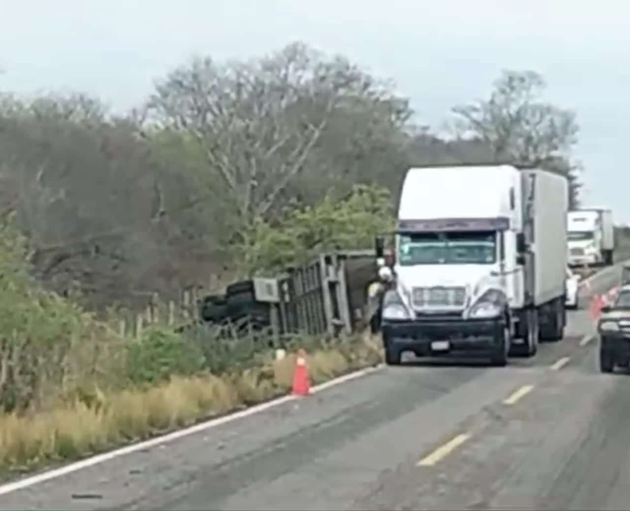 Tráiler termina fuera de la carretera despues de sufrir percance contra un carro