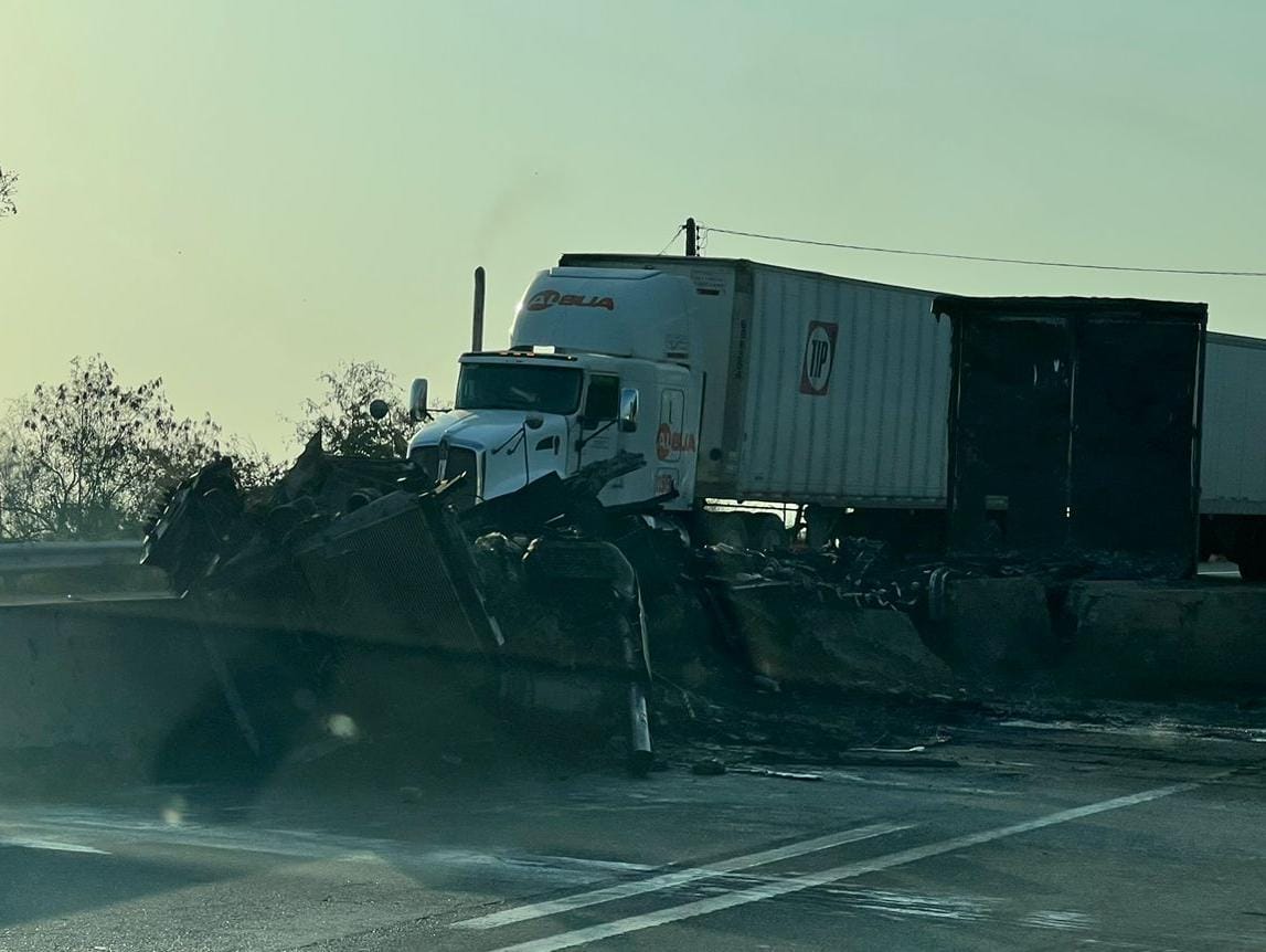 Tráiler terminó envuelto en llamas tras chocar contra el muro divisor de la carretera México 15