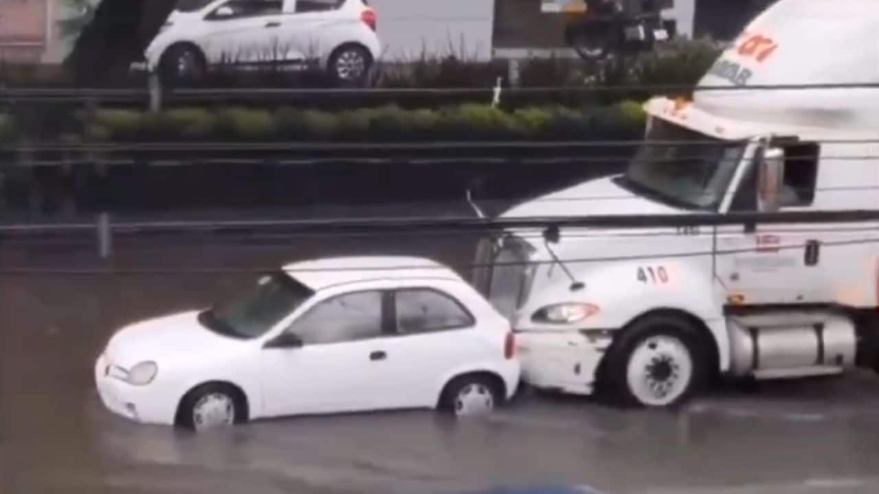 Trailero salva a conductor que quedó atrapado en una inundación de Cuernavaca