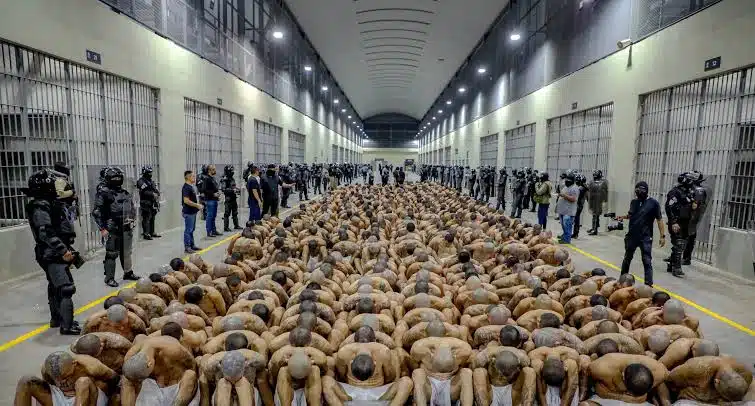 Trasladan a dos mil presos al Centro de Confinamiento del Terrorismo en El Salvador