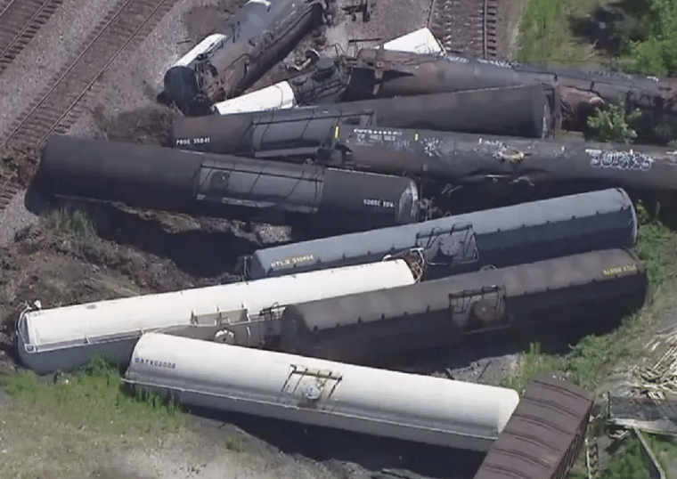 Tren descarrila en Illinois y evacuan a las personas cercanas al siniestro