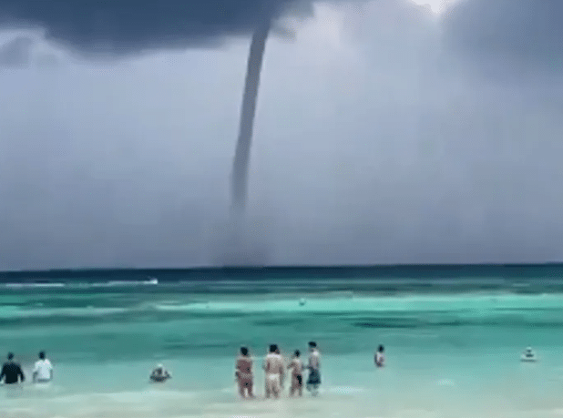 Tromba marina sorprende a turistas en playa de Tulum