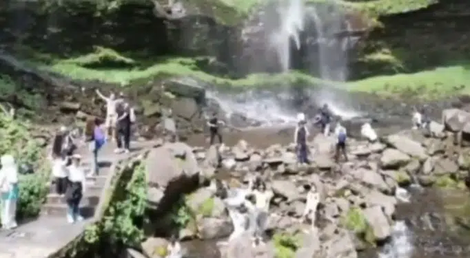 Turista muere tras ser impactada por una roca en China