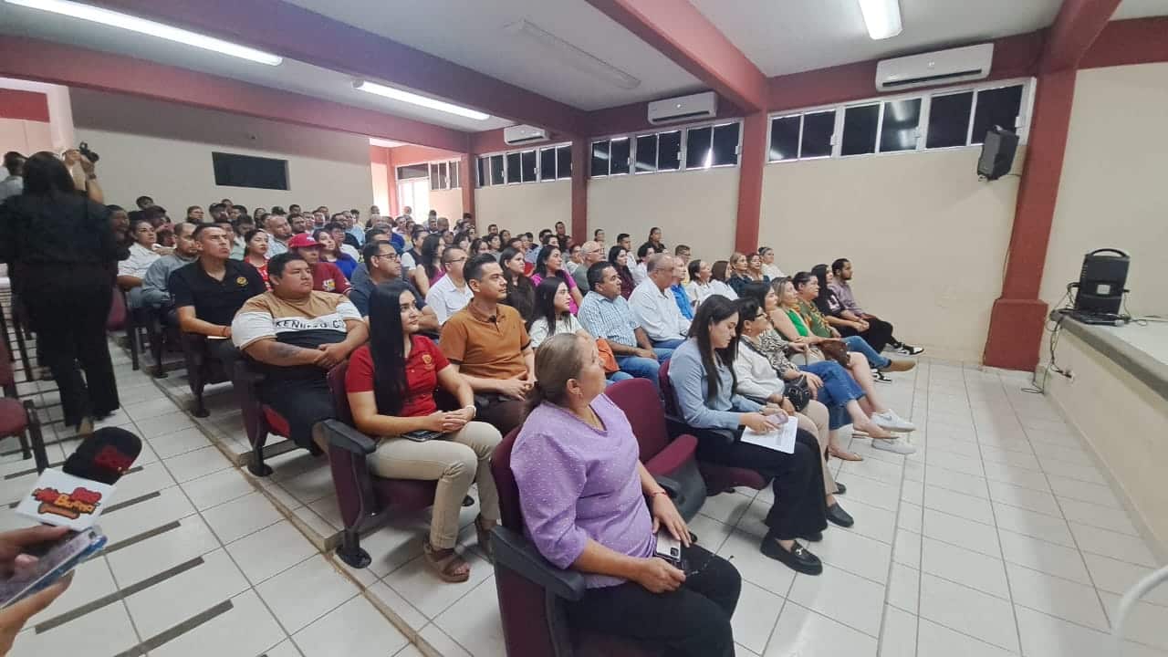 Diálogo abierto entre el rector Pedro Flores Leal con los docentes de la Unidad Regional Guasave