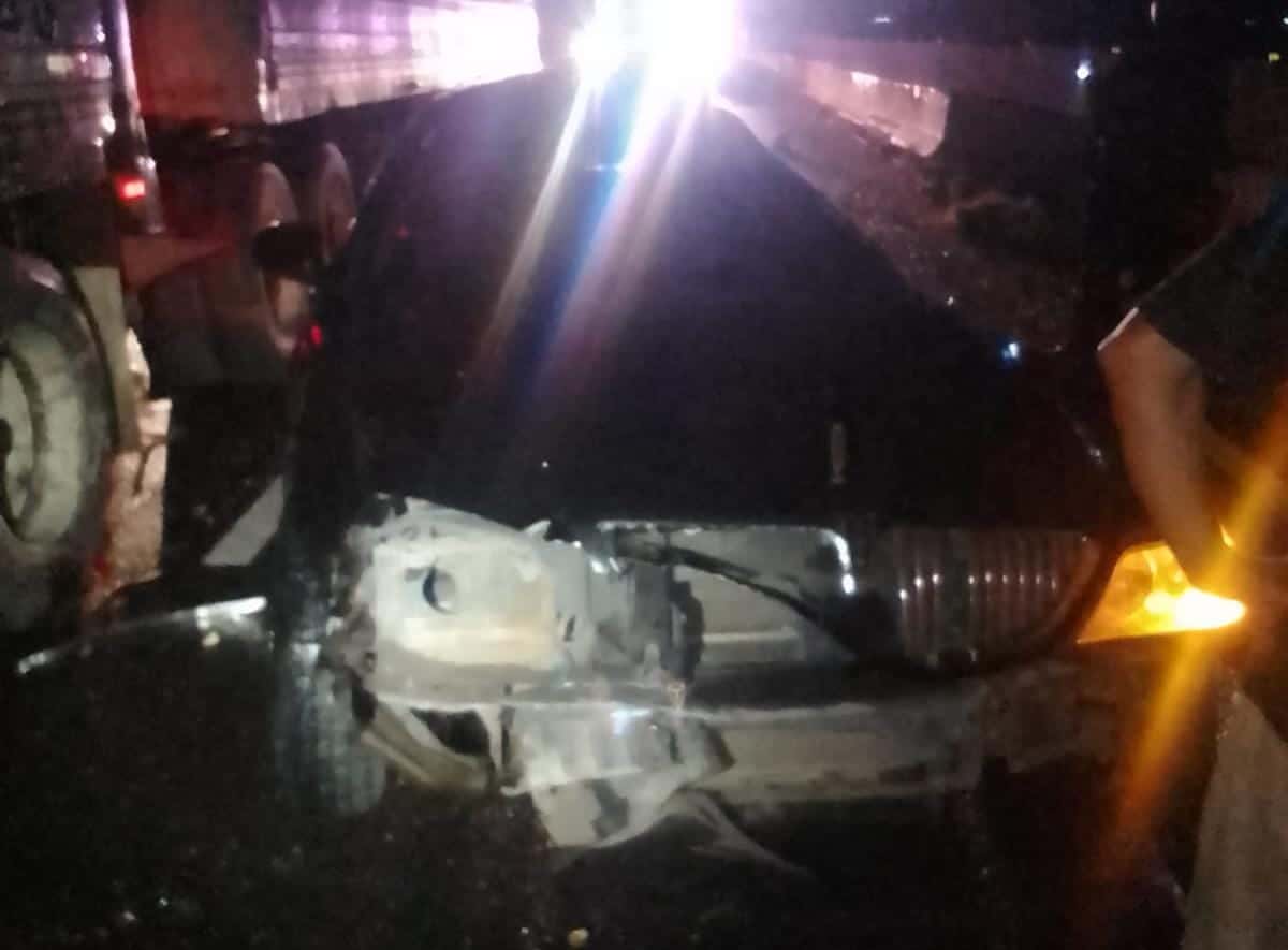 Un tractocamión embistió una camioneta la madrugada de este domingo