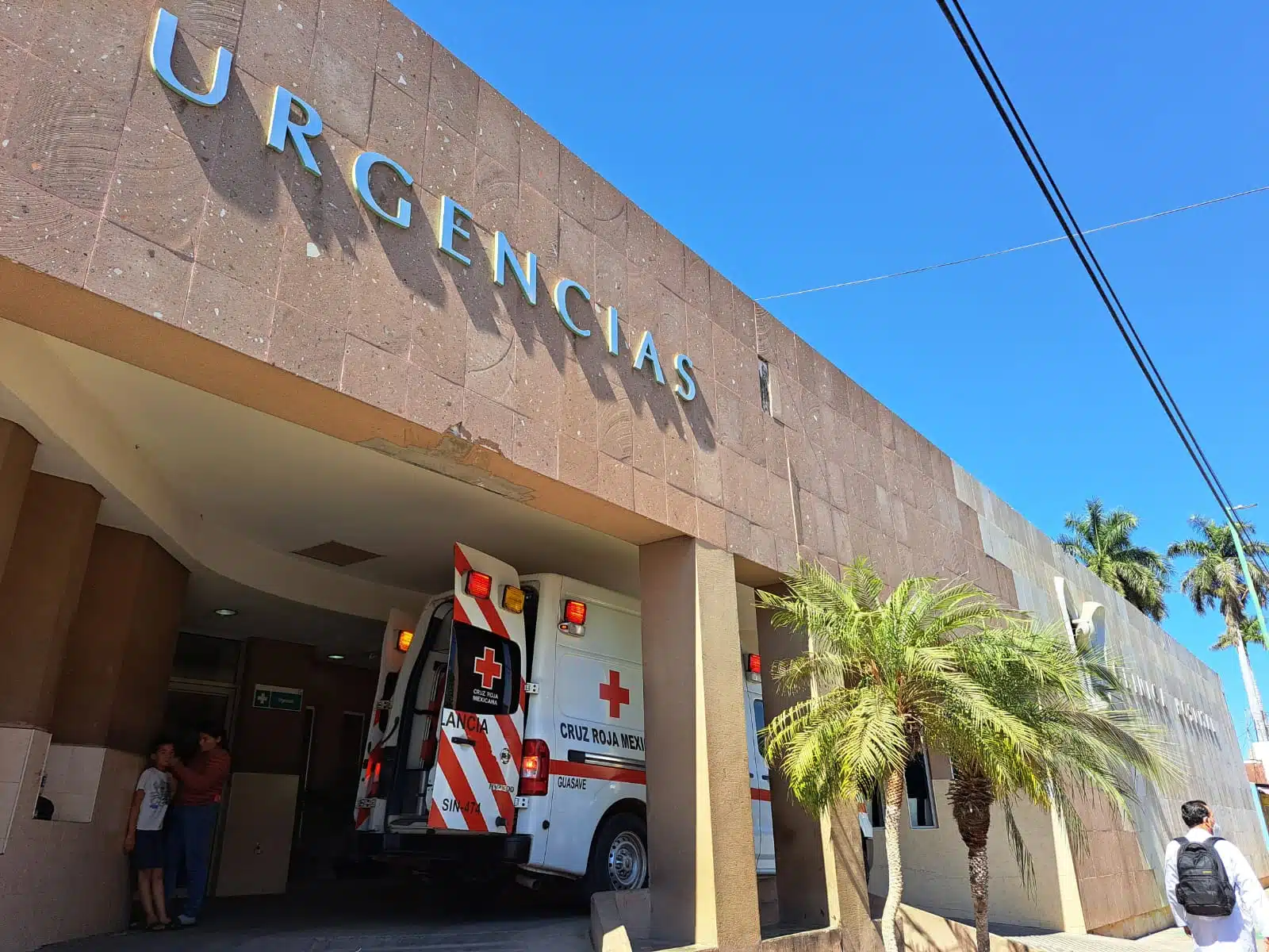 Ambulancia de la Cruz Roja por la entrada de urgencias en el hospital del IMSS en Guasave