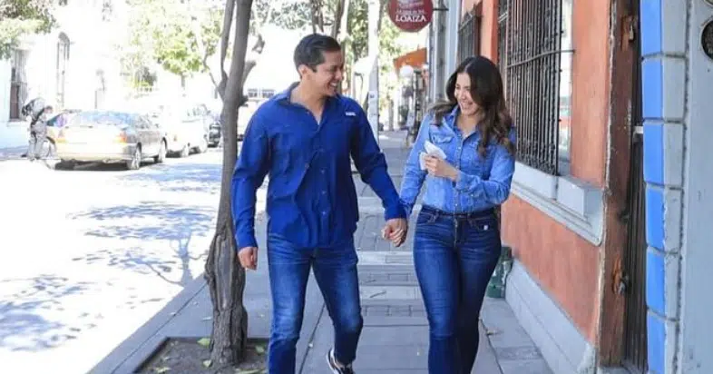 Uriel Estada y Paloma Sánchez sostienen manos mientras caminan