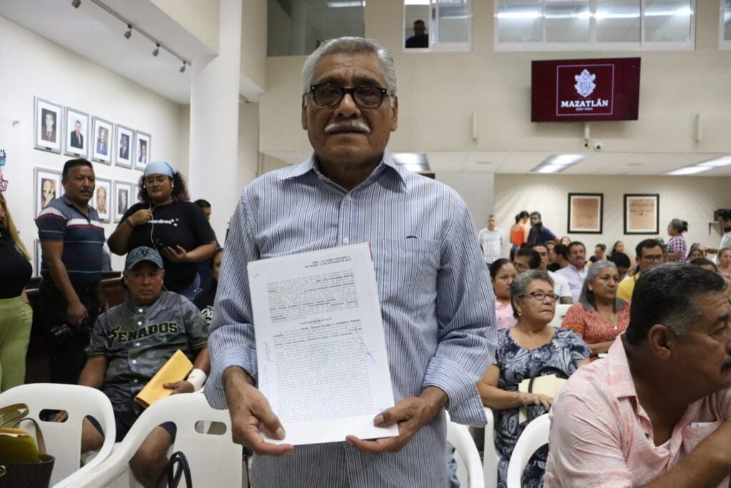 Entrega de escrituras de viviendas a familias de Mazatlán