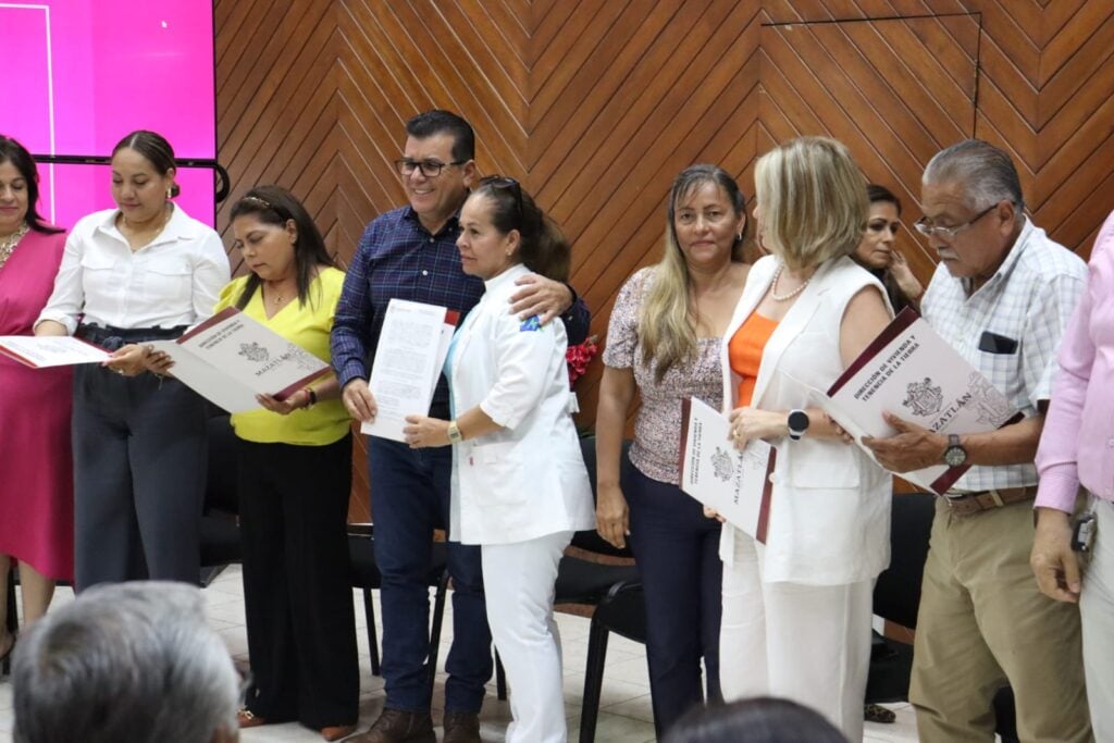 Entrega de escrituras de viviendas a familias de Mazatlán