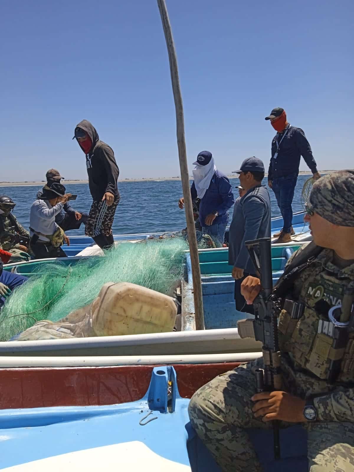 Elementos de Marina junto a pescadores en la bahía Santa María