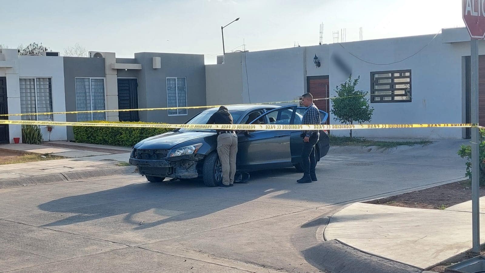 Cinta amarilla delimitando el área donde se encuentra el presunto vehículo que atropelló a Ricardo en Los Mochis