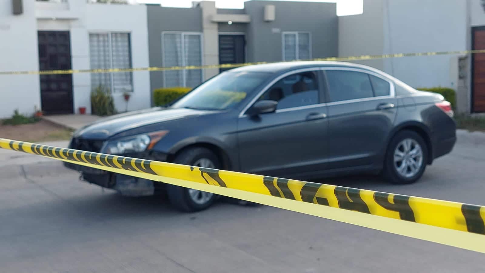 Cinta amarilla delimitando el área donde se encuentra el presunto vehículo que atropelló a Ricardo en Los Mochis