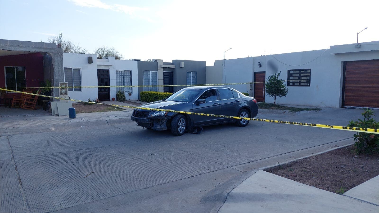 Cinta amarilla delimitando el área donde se encuentra el presunto vehículo que atropelló a Ricardo en Los Mochis
