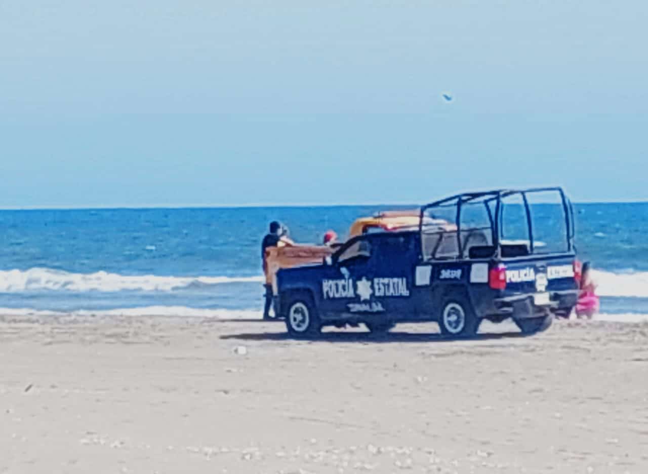 Vehículo de la Policía Estatal en playas de Bellavista,Guasave
