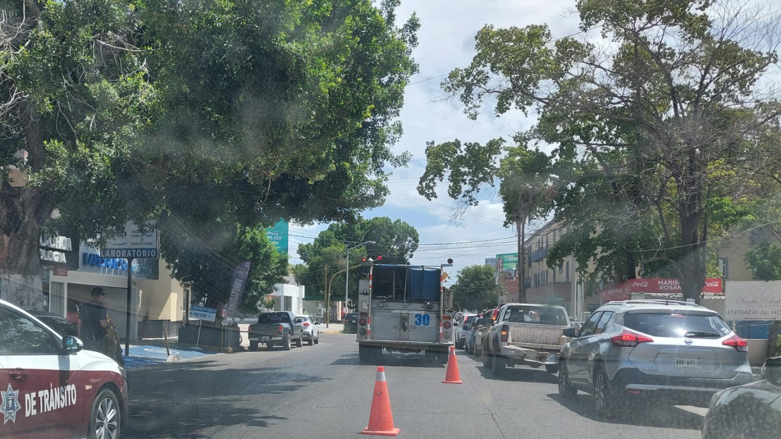 Vehículo derrama aceite en la calle y provoca algunos accidentes