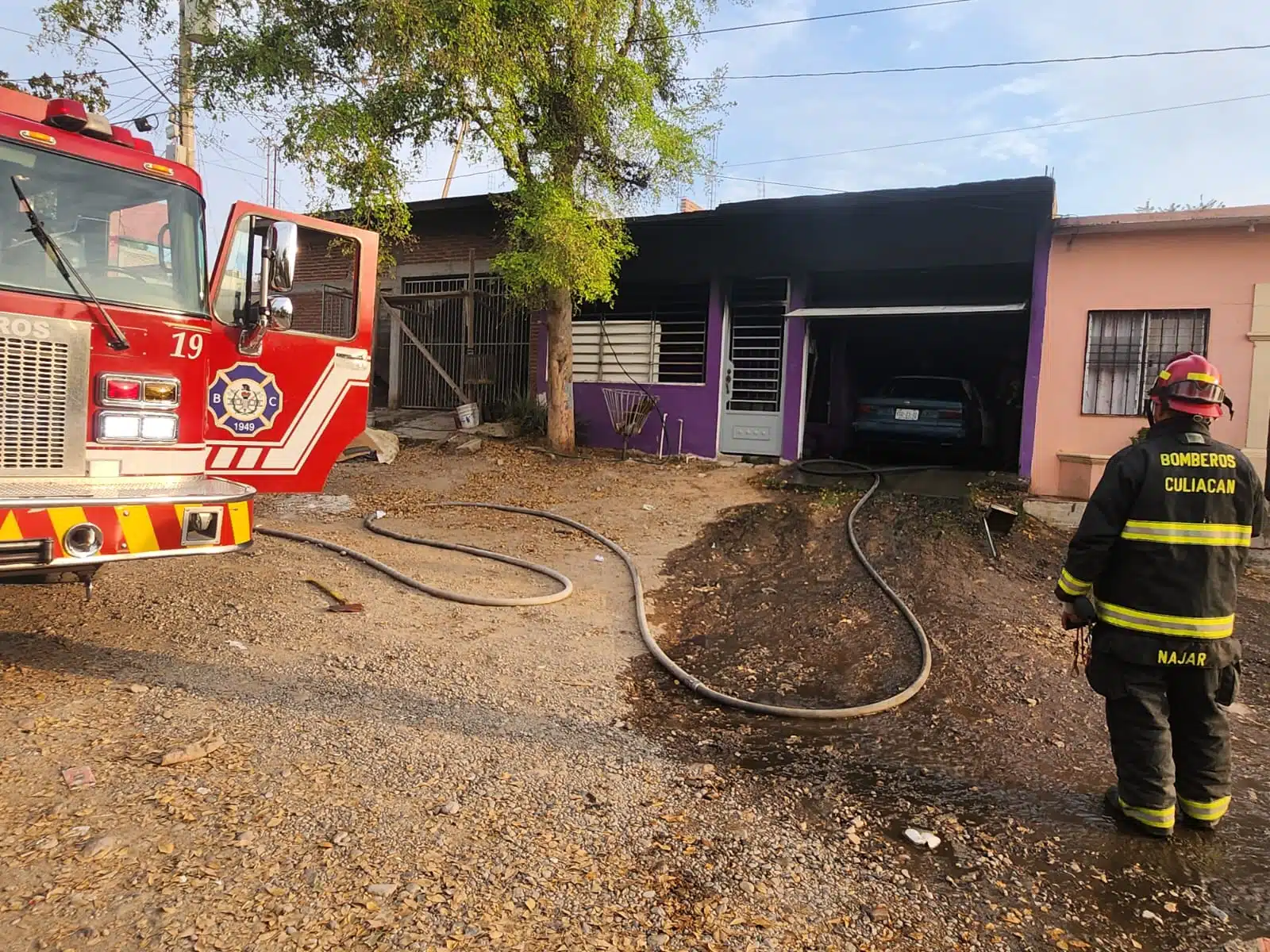 Un vehículo se incendio la mañana de este miércoles en una colonia en Culiacán