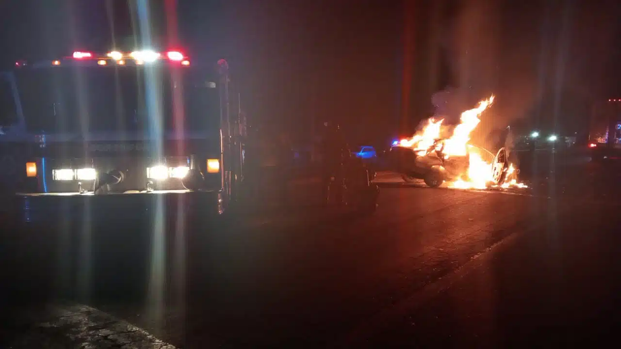 Vehículo terminó envuelto en llamas tras chocar en la caretera México 15 en Guasave