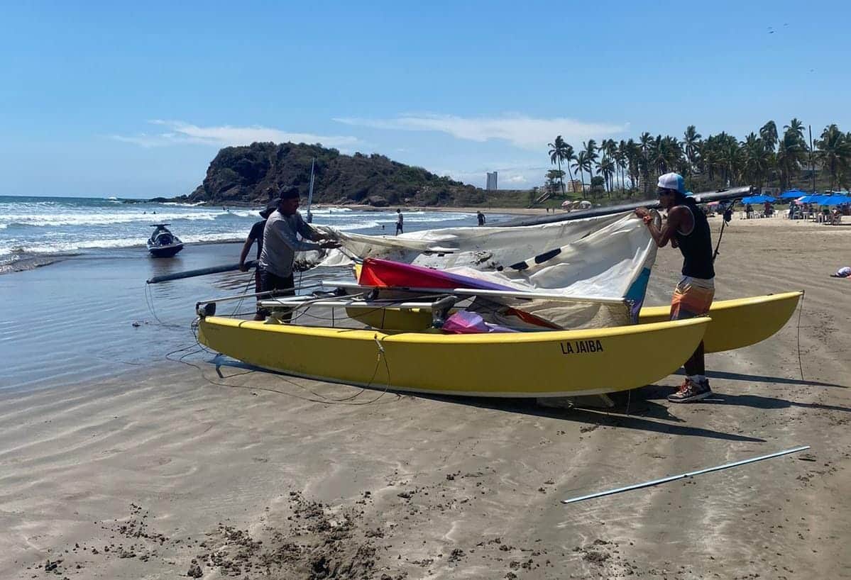 Velero con el que se impactó un jet ski en la bahía de Mazatlán