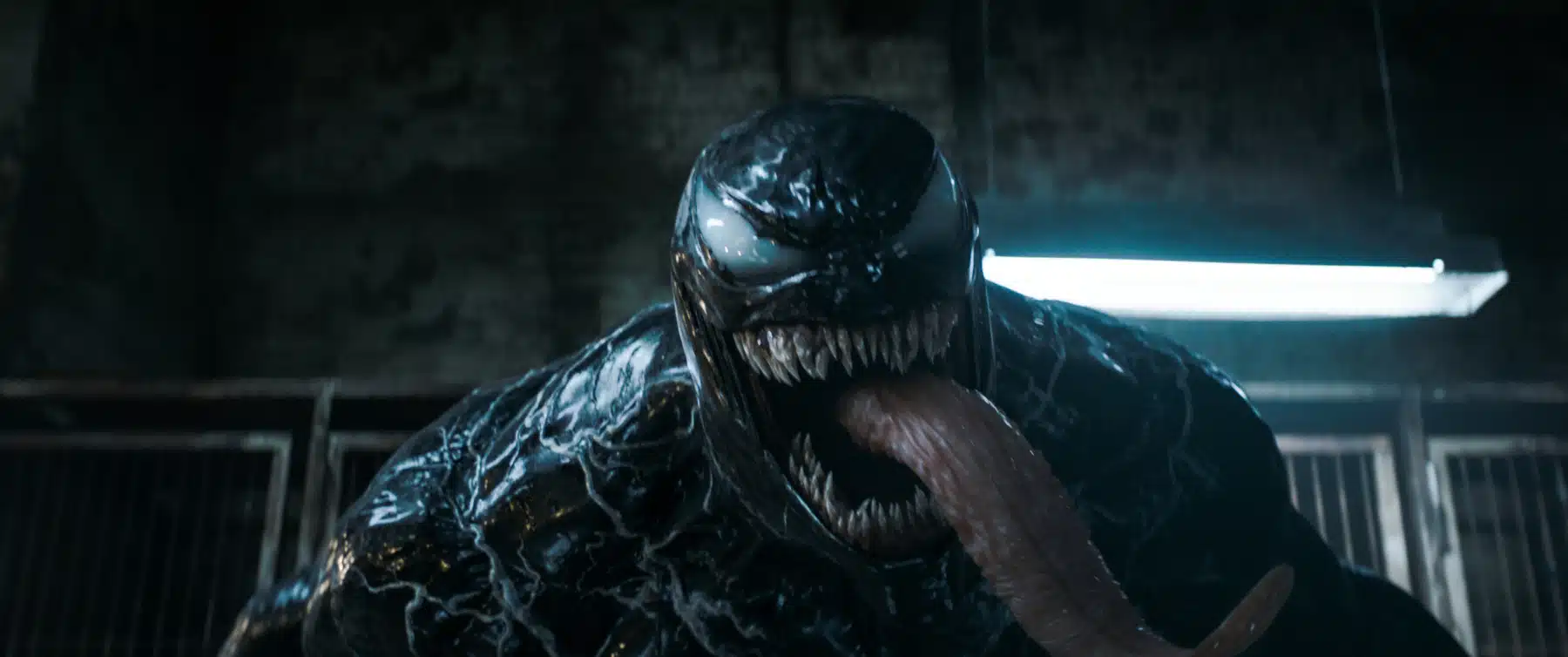 Tom Hardy como Eddie Brock con el simbionte de Venom