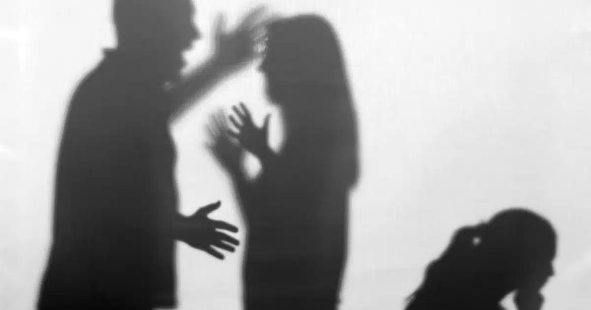 Sombras de personas simulando una situación de violencia familiar