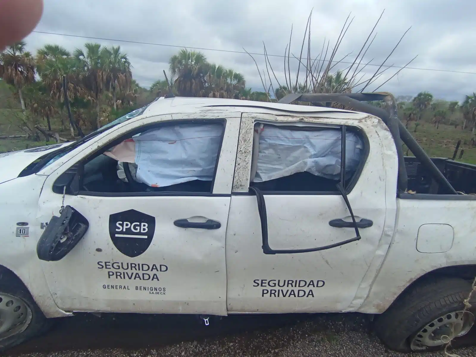 Una unidad de una empresa de seguridad privada terminó volcada y obstruyendo los dos carriles de la carretera México 15 al sur.