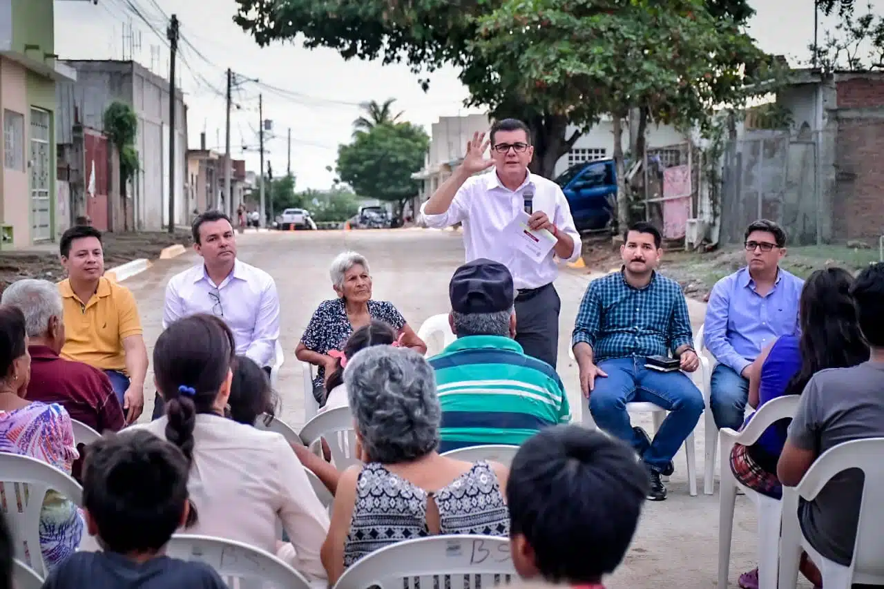 Al inaugurar la pavimentación de la calle Siqueros, en la colonia Sinaloa, con una inversión de más de 2 mdp, el alcalde asegura que su administración realiza obras sin cobrarle un peso al beneficiado.