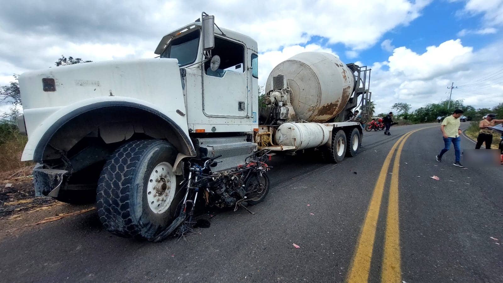 Tráiler y motocicleta tras accidente