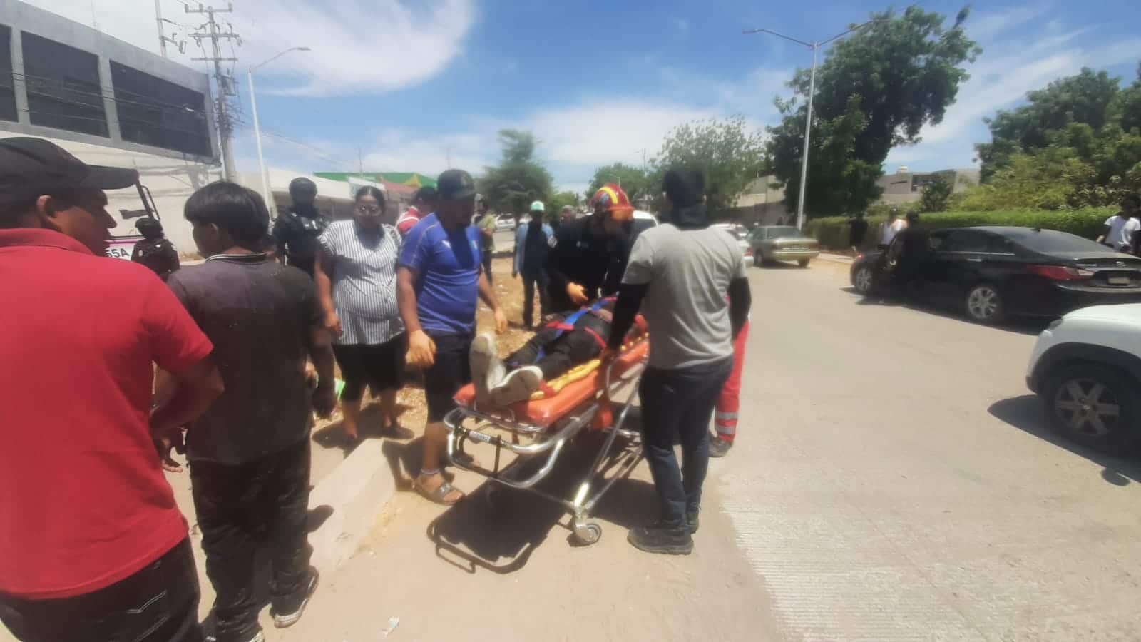 Paramédicos atienden a joven lesionado