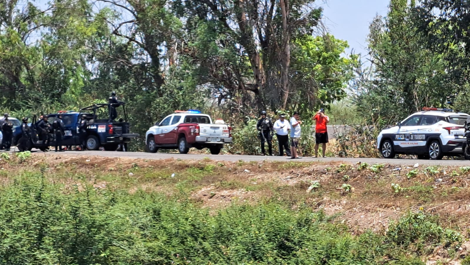 policías de tránsito y estatales en zona de accidente