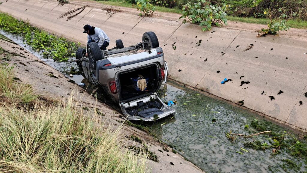 Camioneta Duster marca Renaul volcada en canal