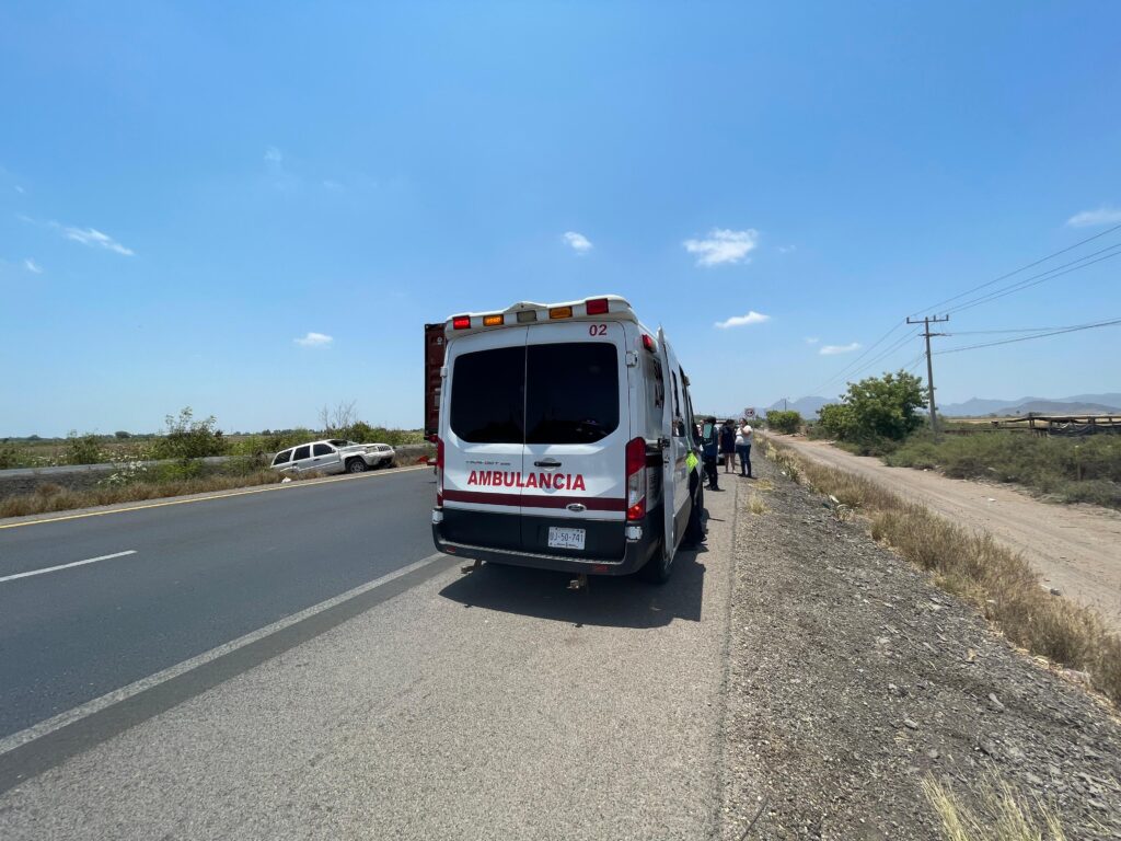 Accidente tipo salida de camino en carretera México 15