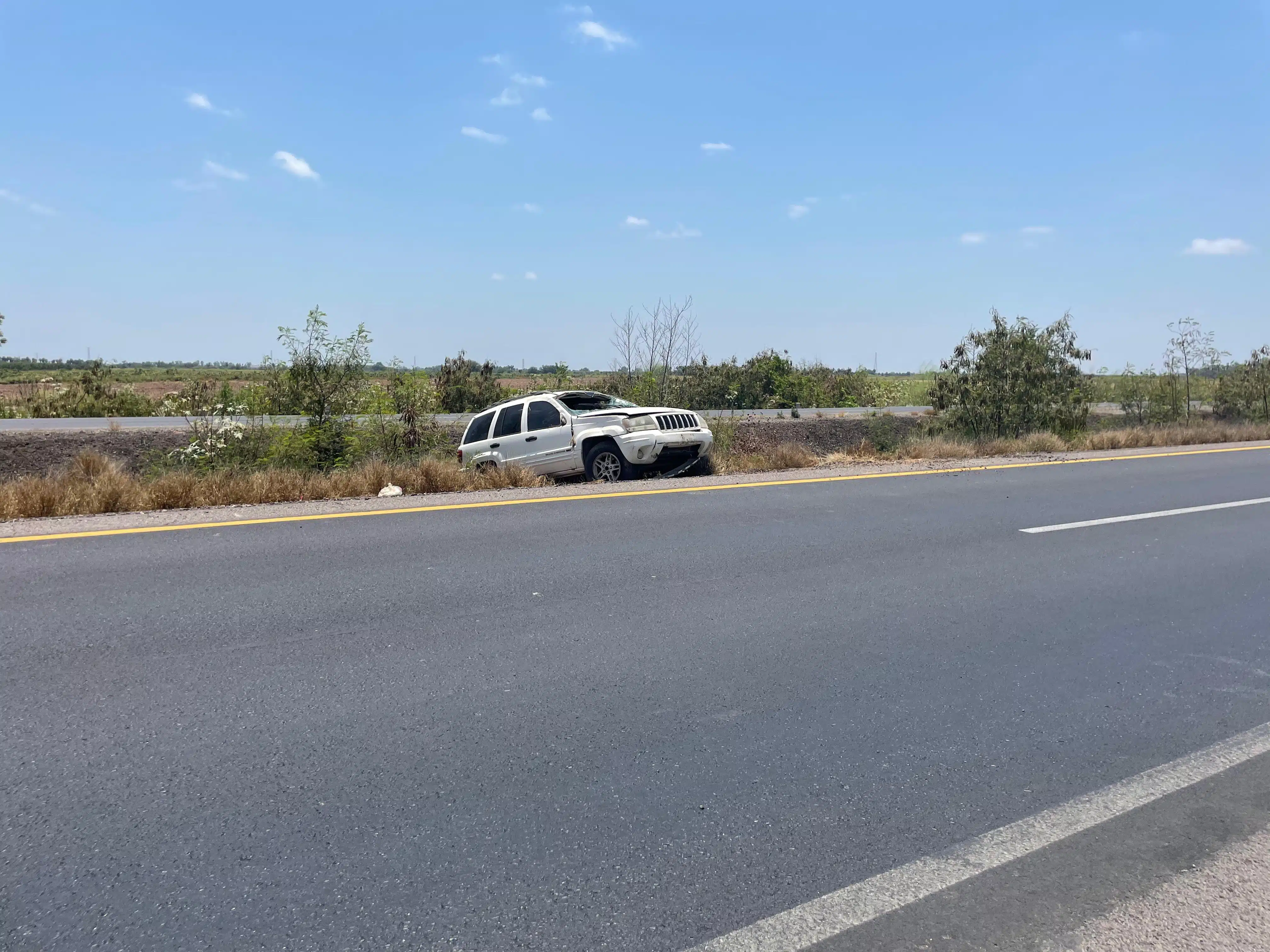 Camioneta color blanco, de la marca Cherokee tras accidente en la México 15