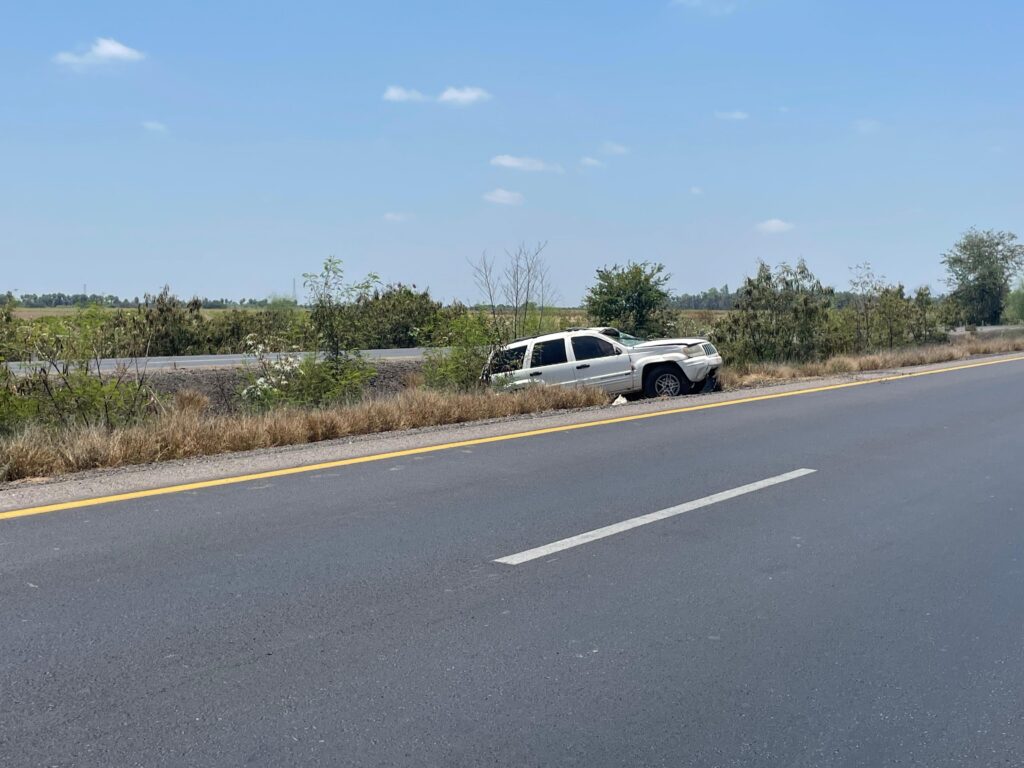 Camioneta color blanco, de la marca Cherokee tras accidente en la México 15