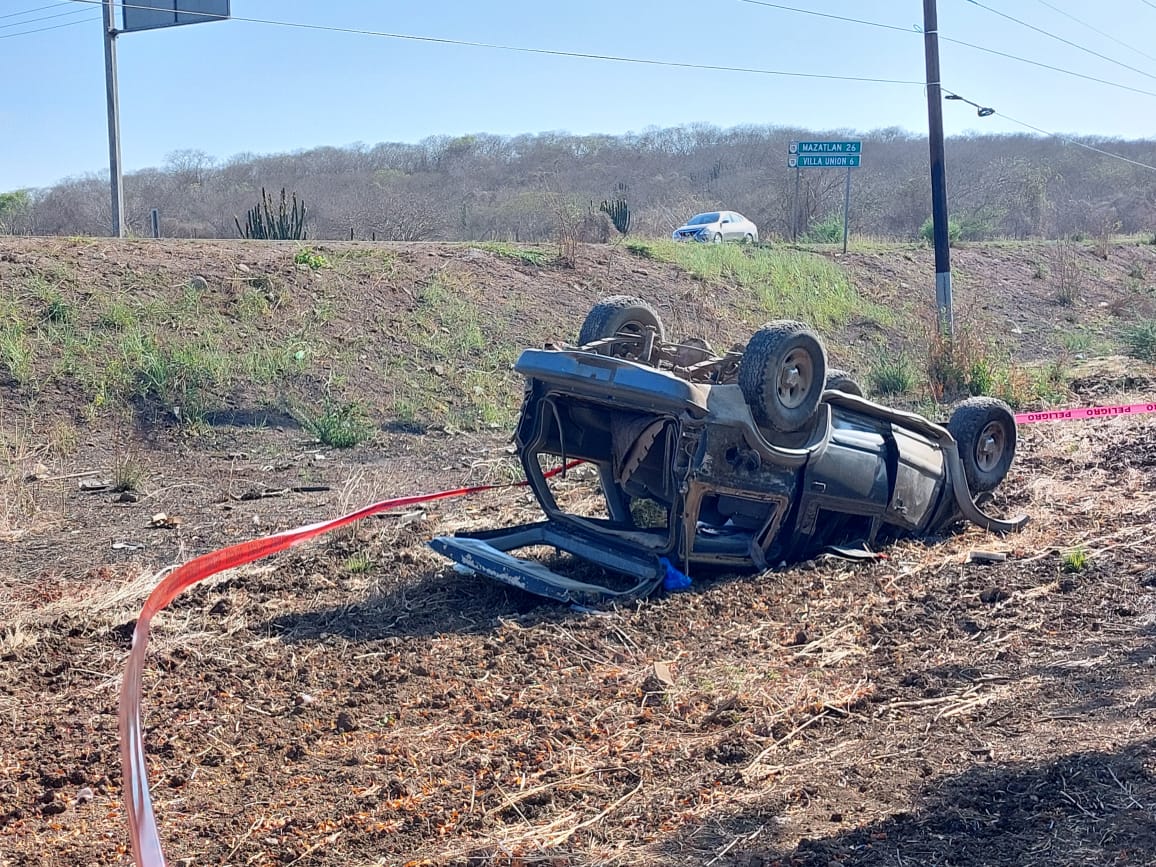 Camioneta volcada por la carretera México 15