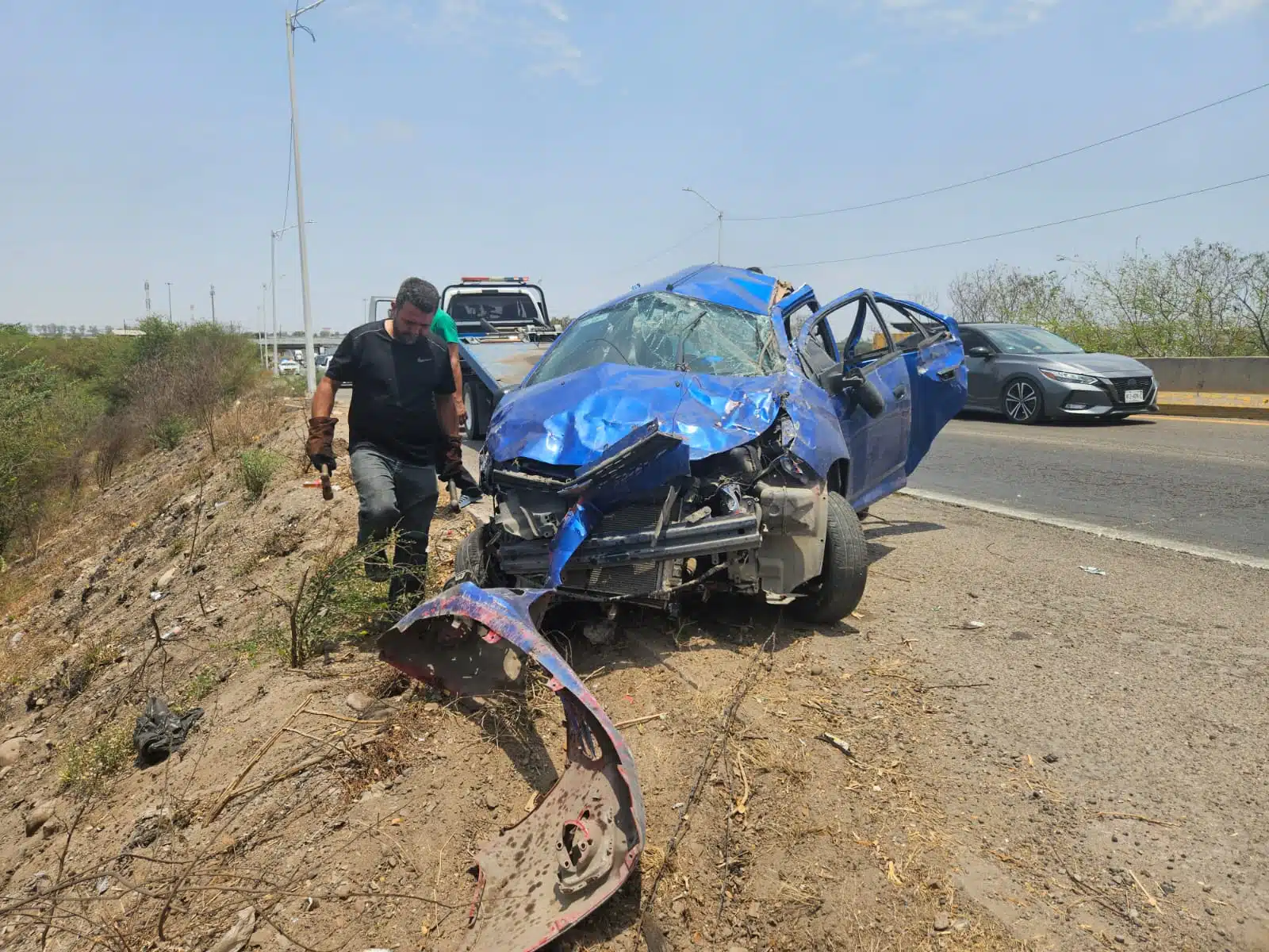 Vehículo Chevrolet Beat azul tras accidente