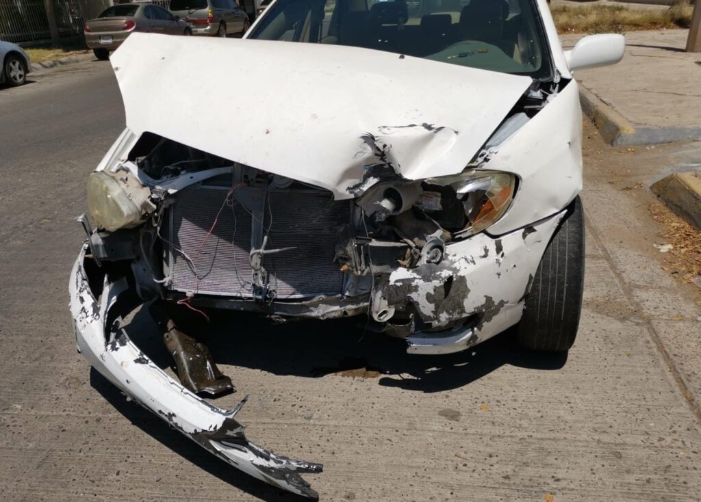 Vehículo Toyota Corolla destrozado
