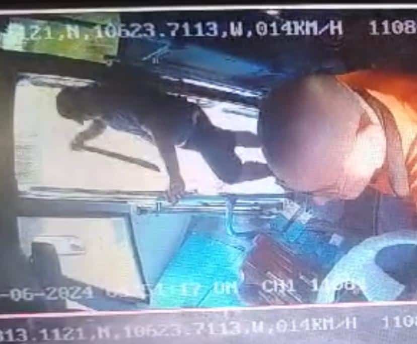 Con machete en mano asaltan a chofer de camión urbano de Mazatlán.