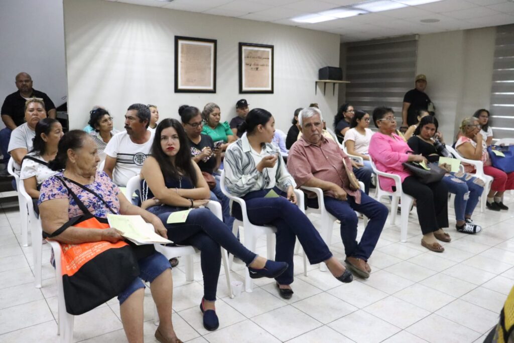 Personas en audiencia “Escuchando a la gente” en Mazatlán