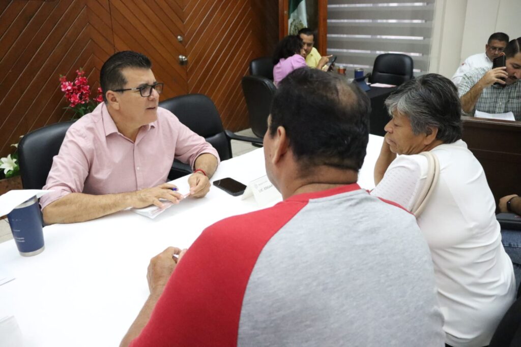 Alcalde de Mazatlán atiende a personas