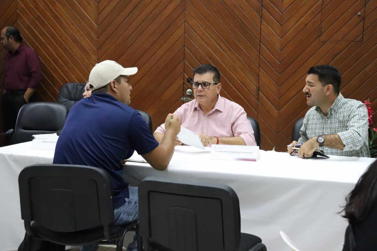 Alcalde de Mazatlán atiende a personas