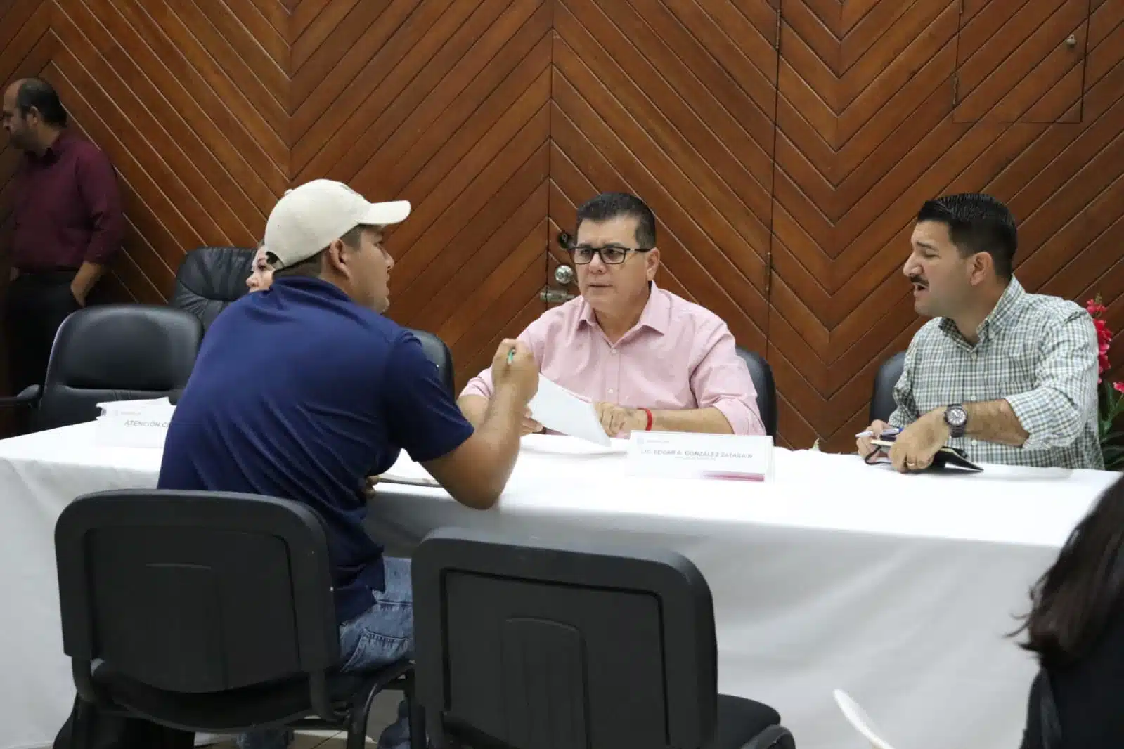 Alcalde de Mazatlán atiende a personas