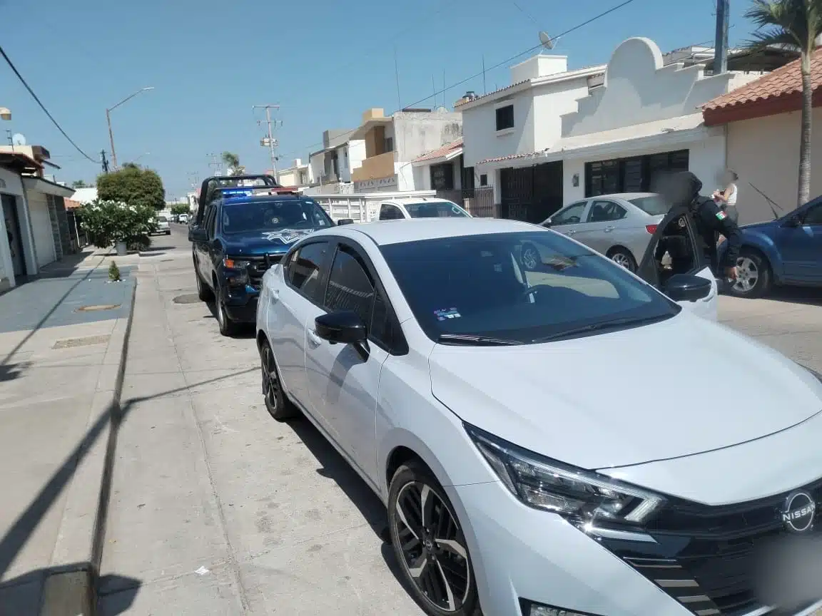 Nissan Versa de color gris